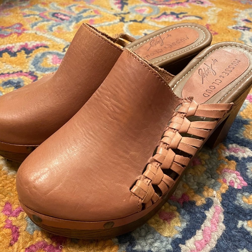 Musse and cloud leather clogs